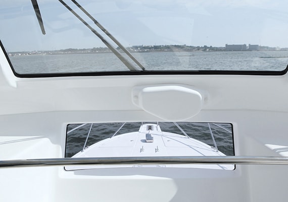 Functional window that can see the bow deck from the driver's seat.