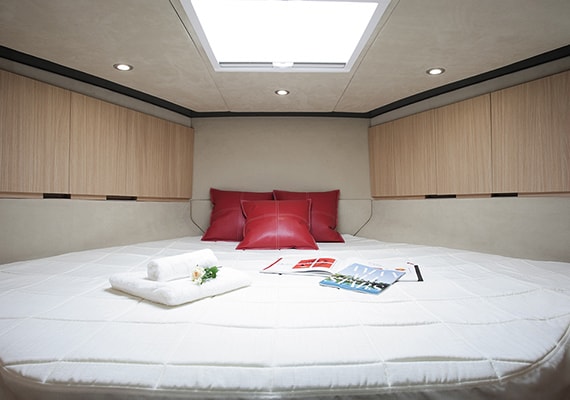 The king size bed is prepared for the bow berth. The bed cover is optional(OPT).