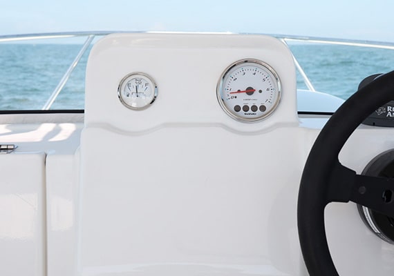 広いインストパネルには航海計器等を埋め込み可能です。