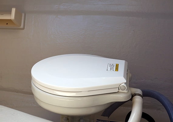 An electric marine toilet can be installed in the bow berth. With light and paper holder. Standard in the X-Type.