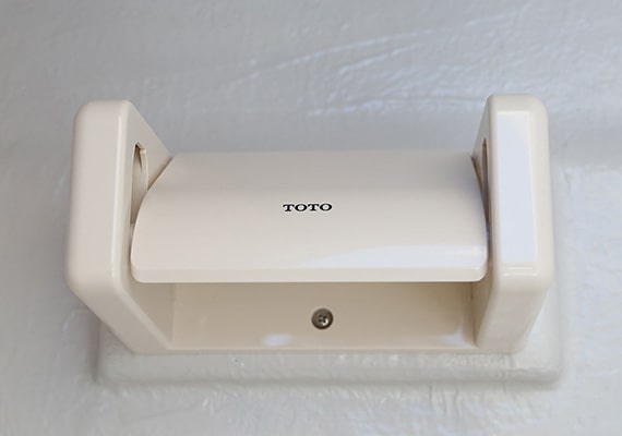 An electric marine toilet can be installed in the bow berth. With light and paper holder. Standard in the X-Type.