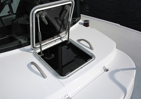 Optional setting of Cabin Skylight Hatch that can enter and leave from the Bow Berth.