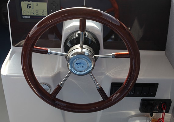 Wood steering (opt). It is standard in the X Type.