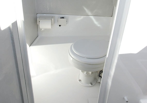 個室トイレスペースは電動マリントイレ(OPT)も設置可能